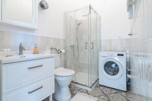 Een douche, een haardroger, handdoeken