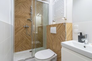 Dusche, Haartrockner, Handtücher, Seife