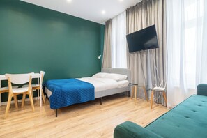 Tabla de planchar con plancha, wifi, ropa de cama