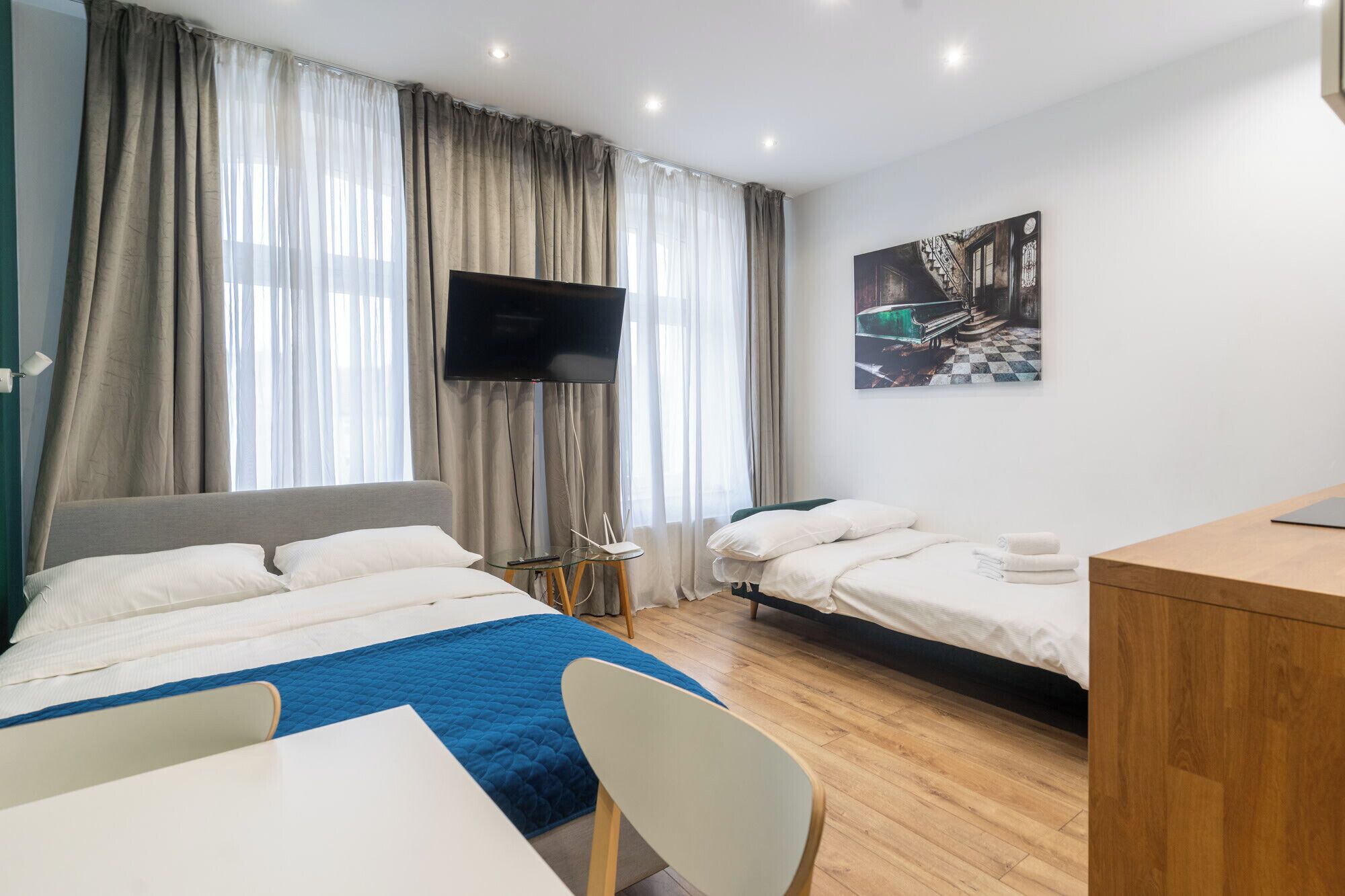 Tabla de planchar con plancha, wifi, ropa de cama