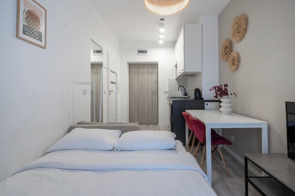 Iron/ironing board, WiFi, bed sheets