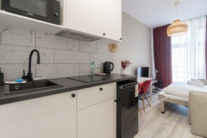 Fridge, microwave, stovetop