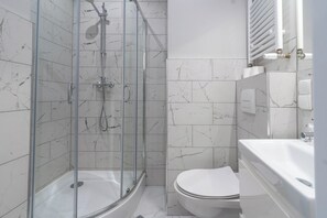 Douche, sèche-cheveux, serviettes fournies