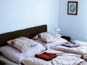 2 bedrooms, iron/ironing board, bed sheets