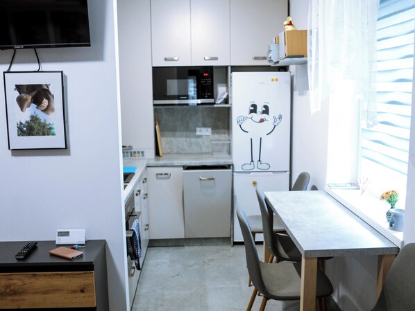 Fridge, microwave, oven, stovetop