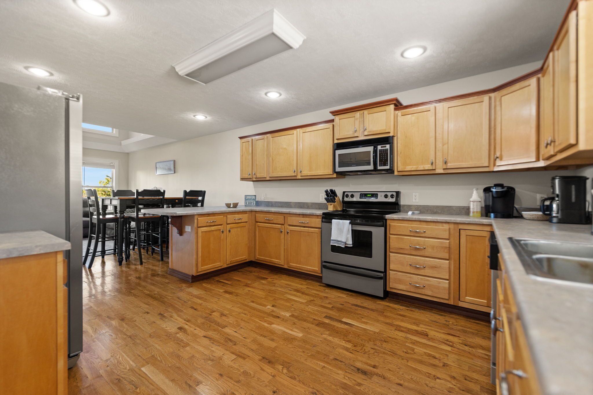 Geladeira, micro-ondas, fogão, cooktop