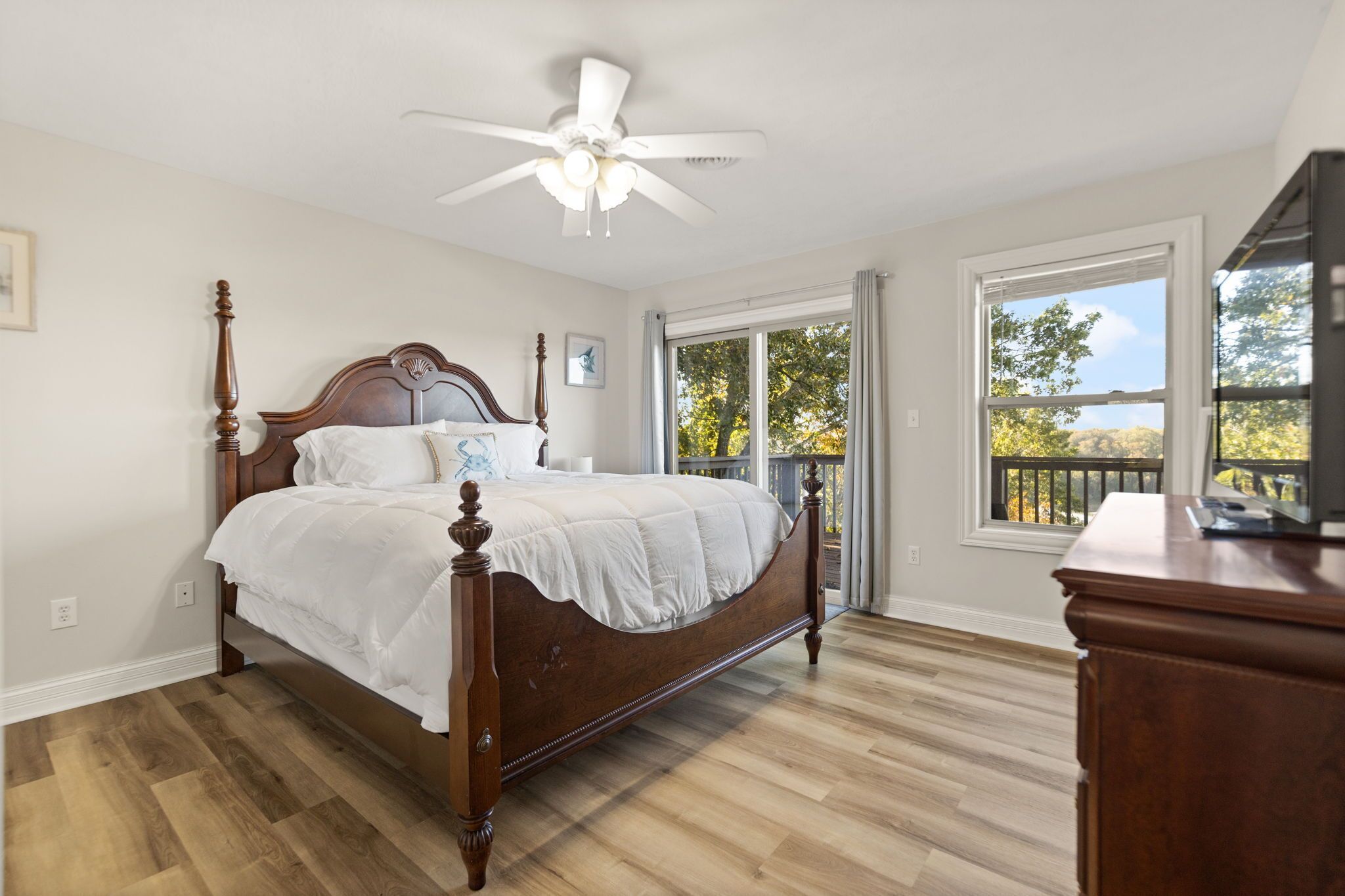 4 bedrooms, desk, free WiFi, bed sheets