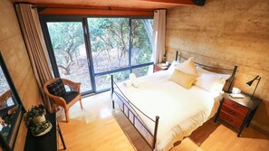 2 bedrooms, iron/ironing board, WiFi, bed sheets - Number Forty Two – where comfort, character, and the meaning of life all come together. (Beechworth)