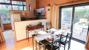 Dining - Number Forty Two – where comfort, character, and the meaning of life all come together. (Beechworth)