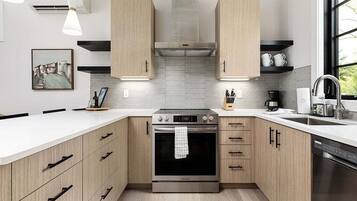 Refrigerador, microondas, lavavajillas y cafetera y tetera