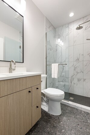 Shower, towels - Hamilton Place | Dunecrest Building | 303 E (Traverse City)
