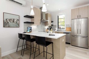 Refrigerador, microondas, horno y parrilla de estufa
