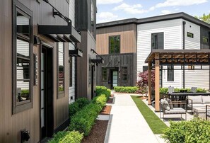 Outdoor dining - Hamilton Place | Dunecrest Building | 5 Units (Traverse City)