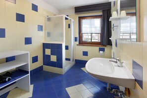 Een douche, een haardroger, handdoeken
