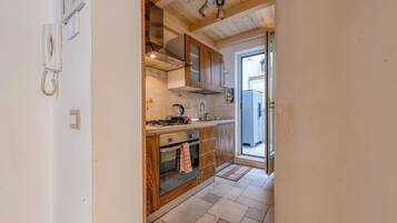 Fridge, oven, stovetop, coffee/tea maker