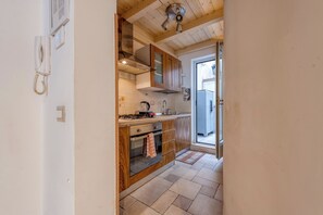 Jääkaappi, uuni, liesi, kahvin-/teenkeitin