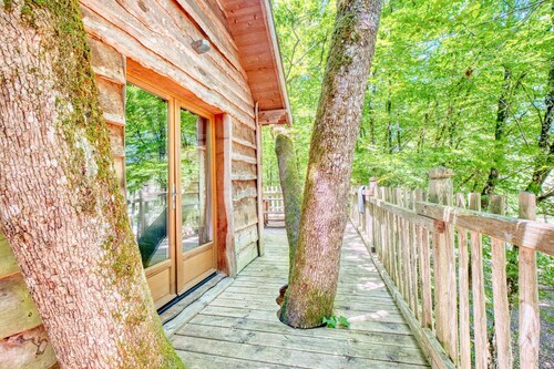Cabane Amicie dans les arbres - Retraite dans la nature avec piscine intérieure chauffée partagée