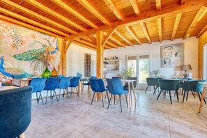 Dining - Cabane Amicie in the Trees – Retreat in Nature with Shared Heated Indoor Pool (Monsac)