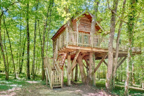 Cabane Amicie in the Trees – Retreat in Nature with Shared Heated Indoor Pool