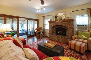 Smart TV, fireplace, books - Ultimate Group Retreat | Sleeps 20 | Beach + Hot Tub (Douglas)
