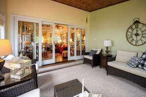 Smart TV, fireplace, books - Huge! Excellent Location near town and beaches (Douglas)