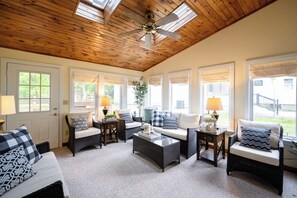 Smart TV, fireplace, books - Huge! Excellent Location near town and beaches (Douglas)