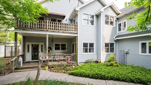 Une maison à deux étages avec un porche abrité, un petit jardin et une boîte aux lettres portant le numéro « 279 ».
