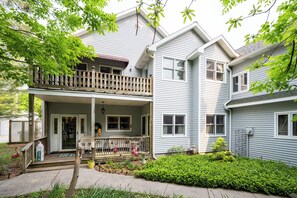 Exterior - Huge! Excellent Location near town and beaches (Douglas)