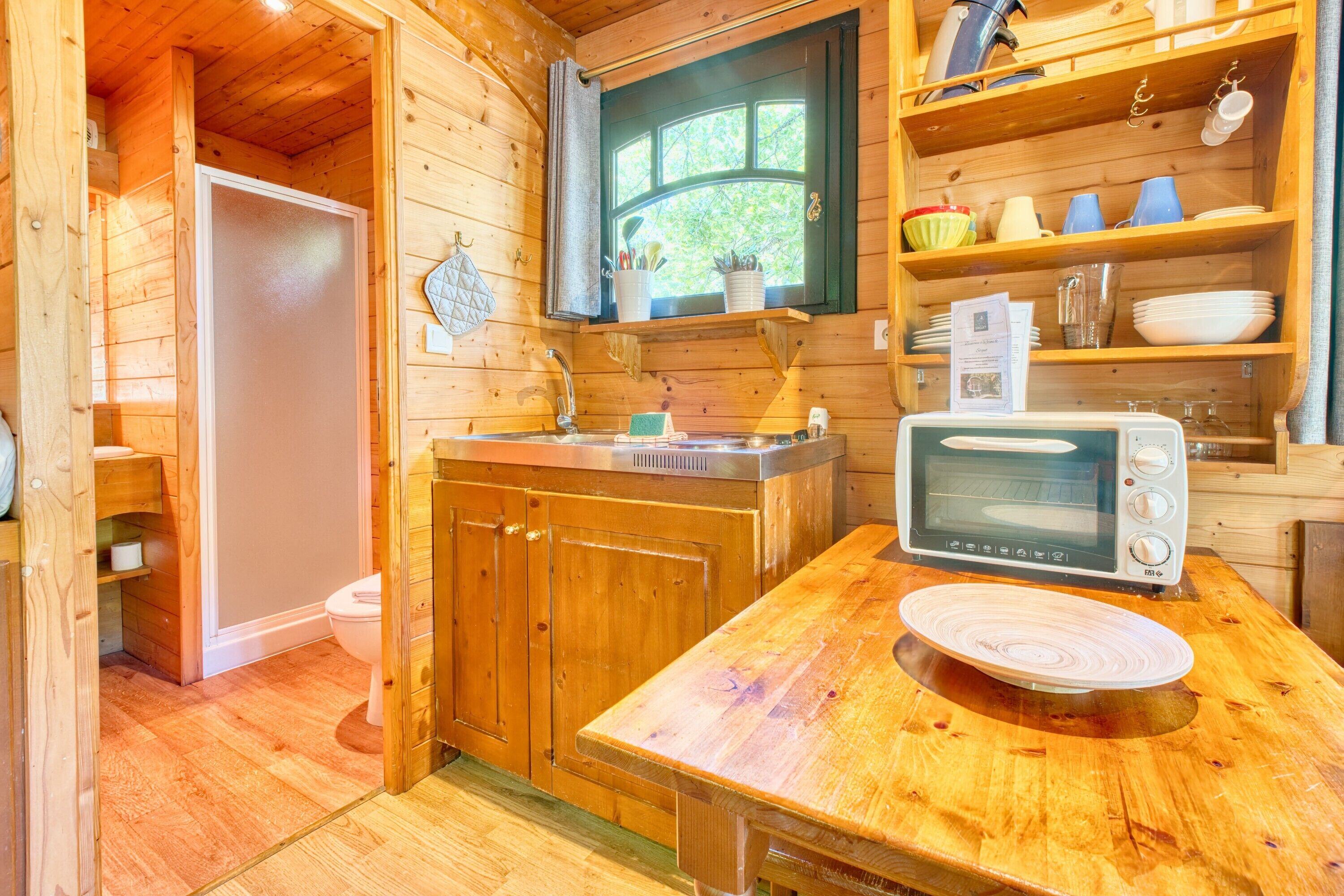 Een koelkast, een oven, een kookplaat, een koffiezetapparaat/waterkoker