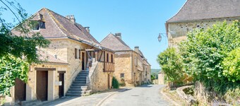 Tiny Home 'La Roulotte Rouge' con jardín privado, balcón y Wi-Fi
