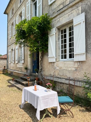 Outdoor dining - Guest Room "La Romantique" with Shared Terrace, Shared Garden and Wi-Fi (Savignac-les-Églises)