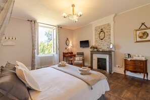 1 bedroom, free WiFi, bed sheets - Guest Room "La Romantique" with Shared Terrace, Shared Garden and Wi-Fi (Savignac-les-Églises)