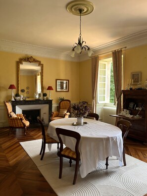 Dining - Room 'Exotique' with Shared Terrace, Shared Garden and Wi-Fi (Savignac-les-Églises)