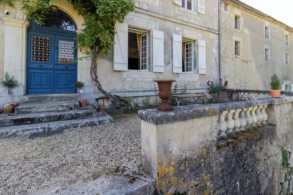 Exterior detail - Room 'Exotique' with Shared Terrace, Shared Garden and Wi-Fi (Savignac-les-Églises)