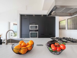 Wasserkocher mit Kaffee-/Teezubehör, Kühlschrank, Mikrowelle, Ofen