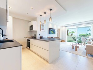 Kühlschrank, Mikrowelle, Ofen, Geschirrspüler