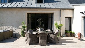 Outdoor dining - Holiday Home 'Domaine' with Shared Pool, Shared Garden and Wi-Fi (Luynes)