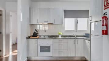 Kühlschrank, Mikrowelle, Herdplatte, Wasserkocher mit Kaffee-/Teezubehör