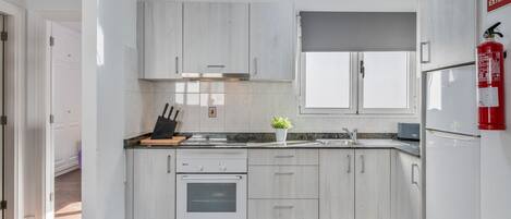 Refrigerador, microondas, placa de cocina, cafetera/tetera
