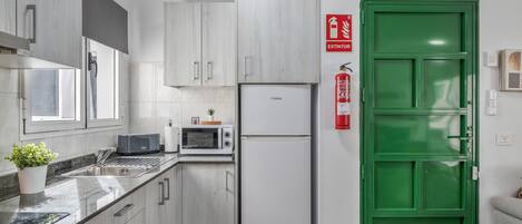 Réfrigérateur, micro-ondes, plaque de cuisson, cafetiÚre/bouilloire