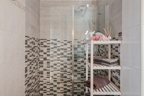 Dusche, Haartrockner, Handtücher
