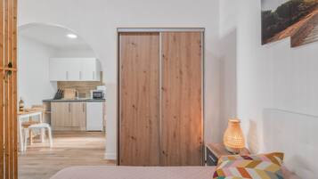 1 habitación, tabla de planchar con plancha, wifi gratis y ropa de cama