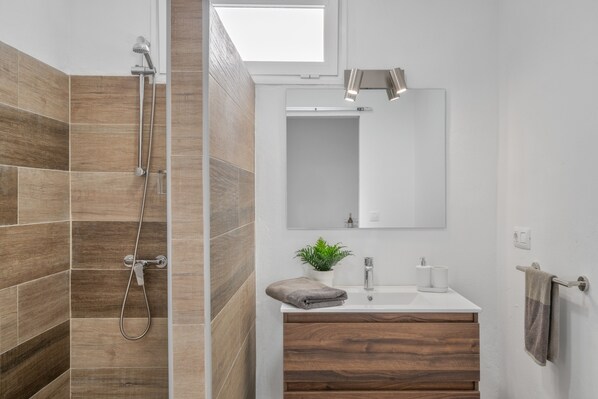 Shower, hair dryer, towels