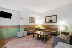 TV - Apartment '5' with Shared Pool, Wi-Fi and Air Conditioning (Albufeira)