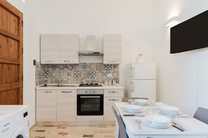 Fridge, oven, stovetop, cookware/dishes/utensils
