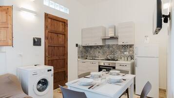 Refrigerador, horno, parrilla de estufa y utensilios de cocina