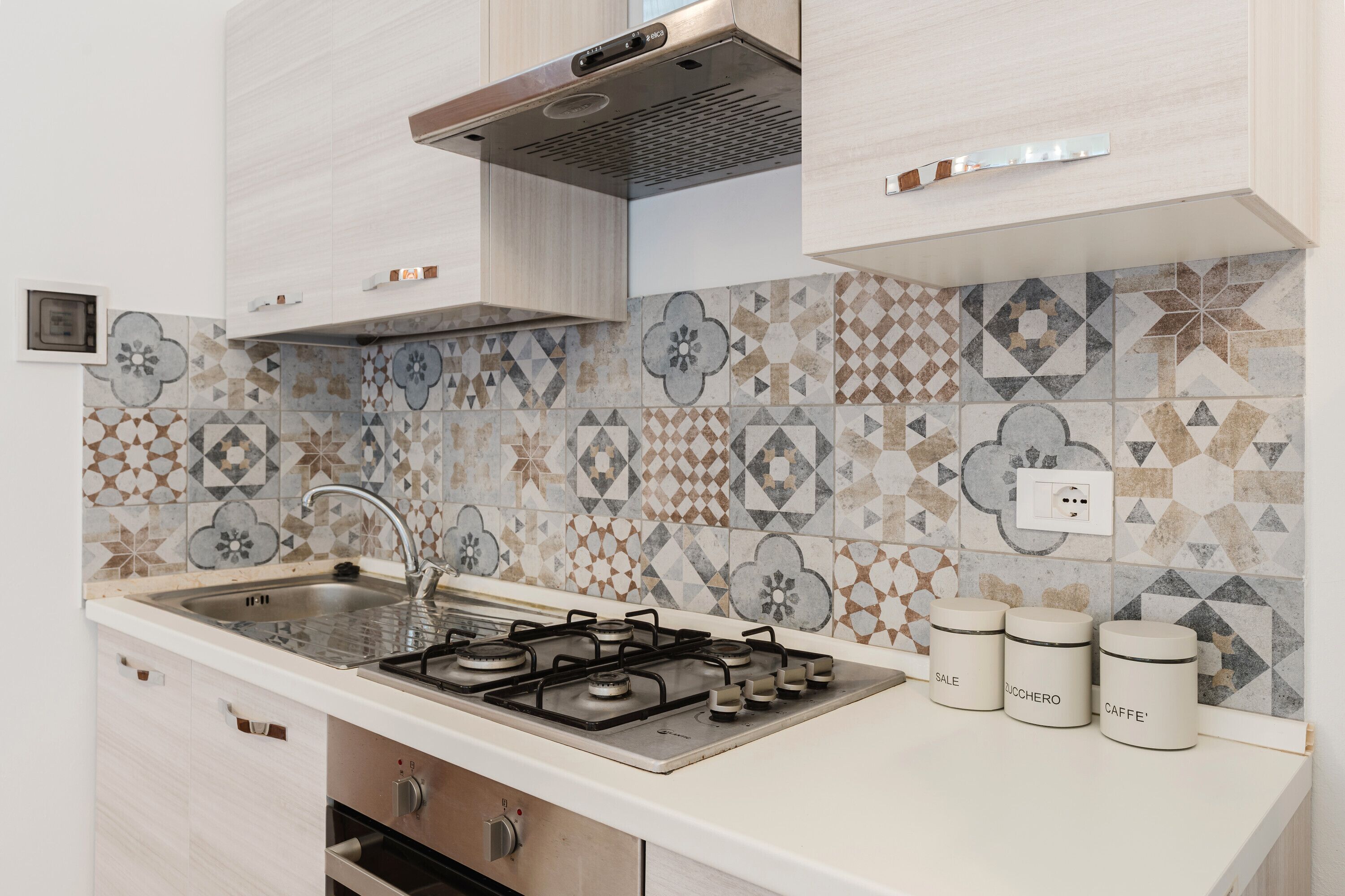 Kühlschrank, Ofen, Herdplatte, Kochgeschirr/Geschirr/Besteck