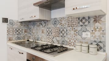 Kühlschrank, Ofen, Herdplatte, Kochgeschirr/Geschirr/Besteck