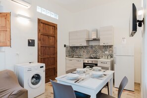 Kjøleskap, ovn, kokeplater og kjøkkenutstyr