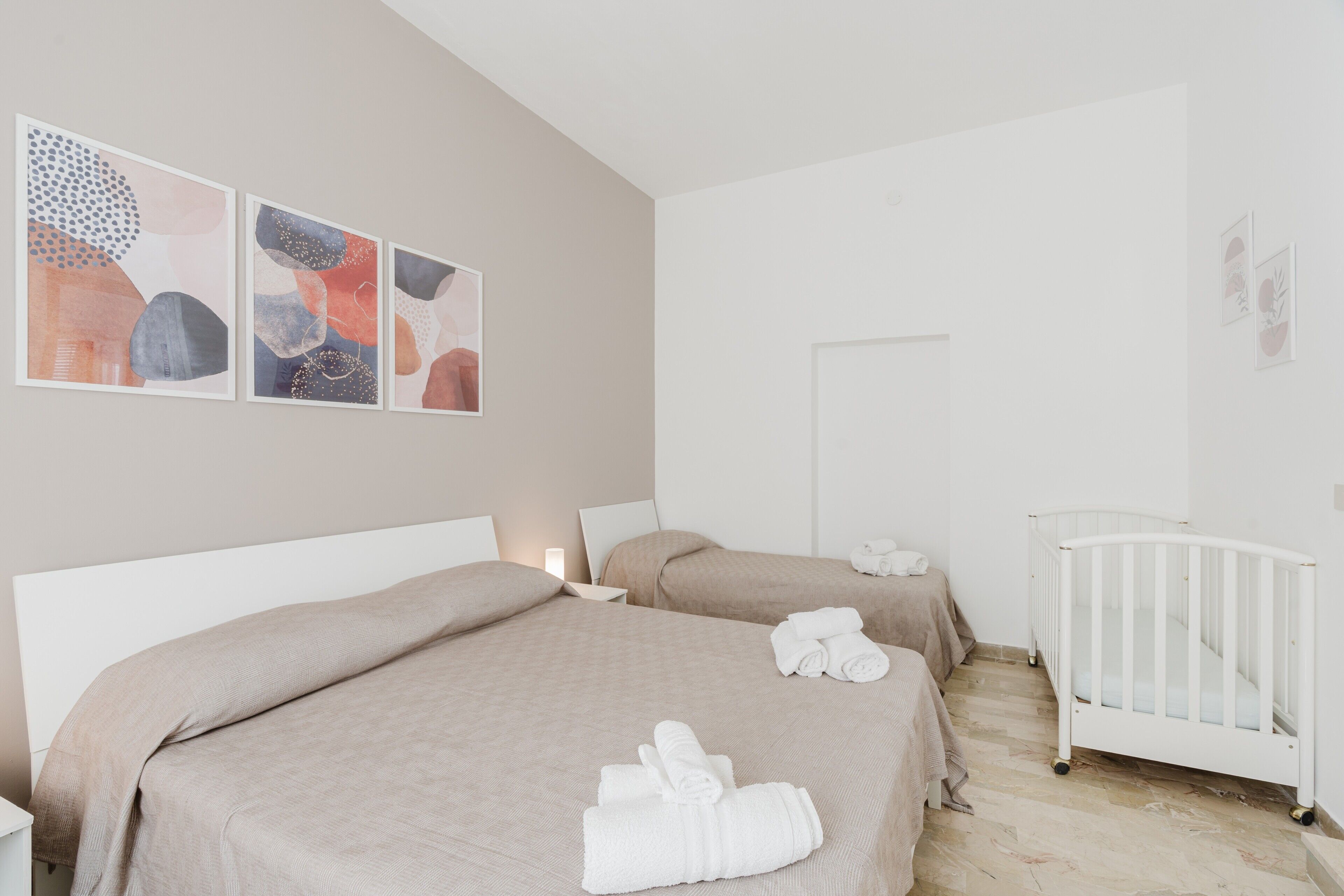 1 室のベッドルーム、WiFi (無料)、ベッドシーツ